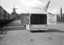 837839 Afbeelding van een autolaadkist op het terrein van Van Gend & Loos aan de Cruquiuskade te Amsterdam.